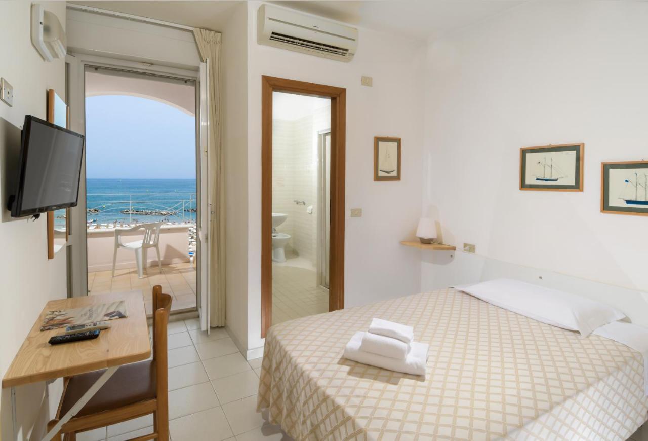 Hotel Continental Cattolica Exterior photo